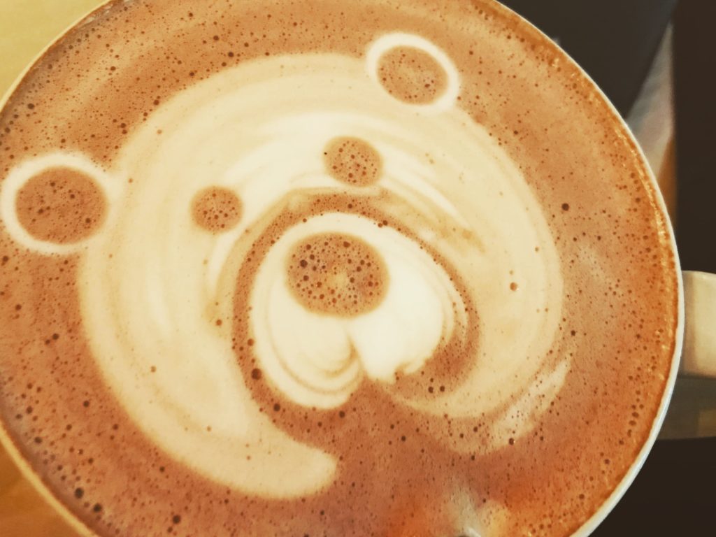 Latte Art Bär in einer Kaffeetasse in Brașov
