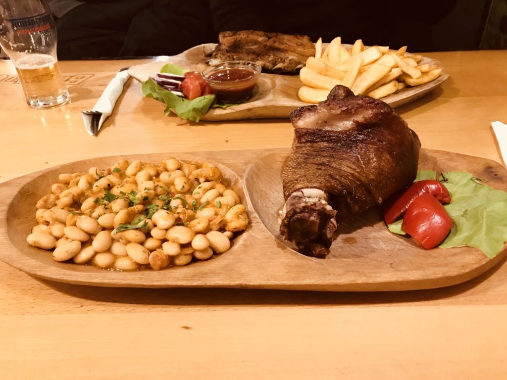Schweinshaxe in der Beraria Ciucas in Brașov