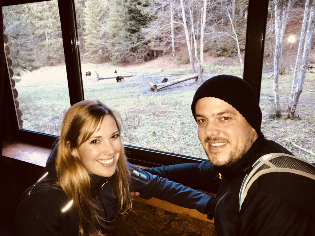 Mascha und Alex am Bärenbeobachtungsspot mit Active Holidays in Brașov