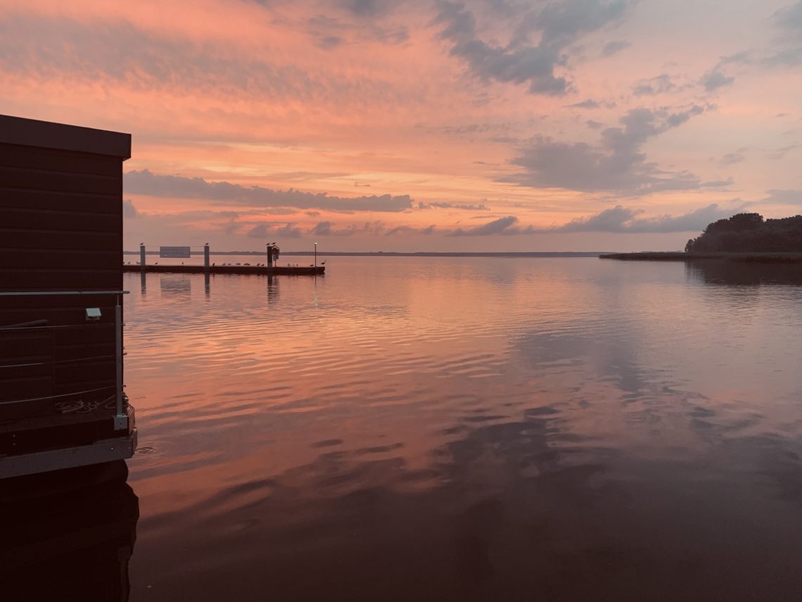 Sonnenuntergang in der Marina beim Hausboot Urlaub in Polen