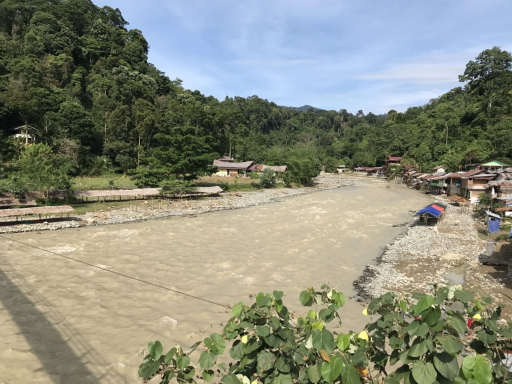 Der Fluss Bohorok bei der Erkundung von Sumatra auf eigene Faust