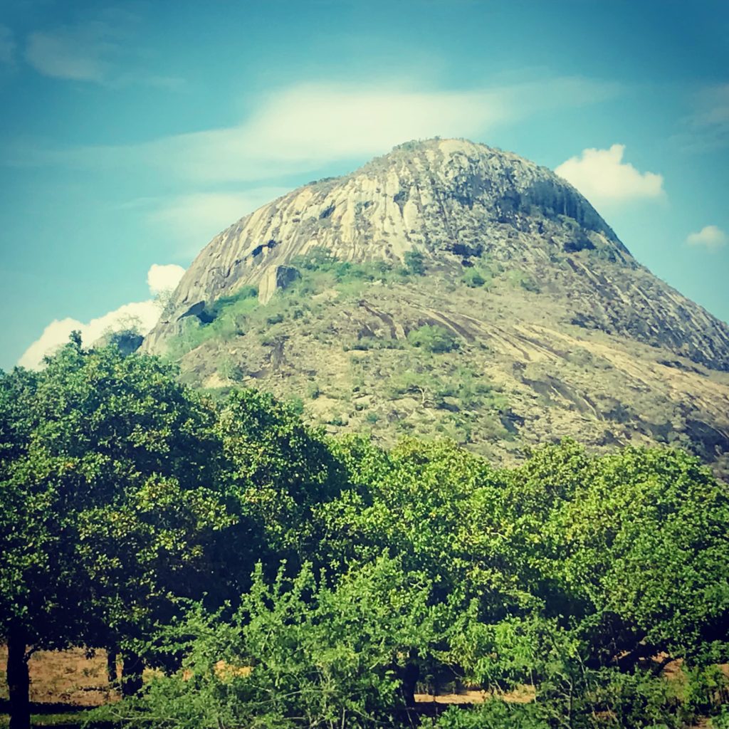 Kegelberg auf dem Roadtrip Nampula - Ribaue
