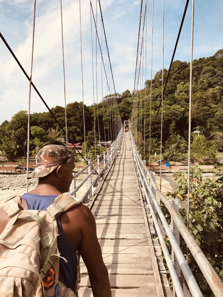 Guide Ricky überquert die Bohorok Brücke