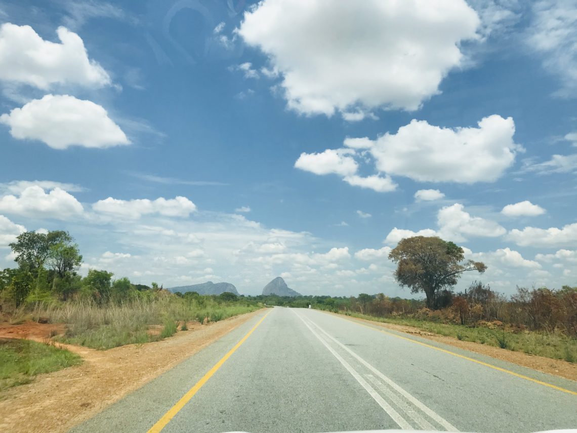 Straße nach Ribaue beim roadtrip nampula - ribaue - lha-de-mocambique