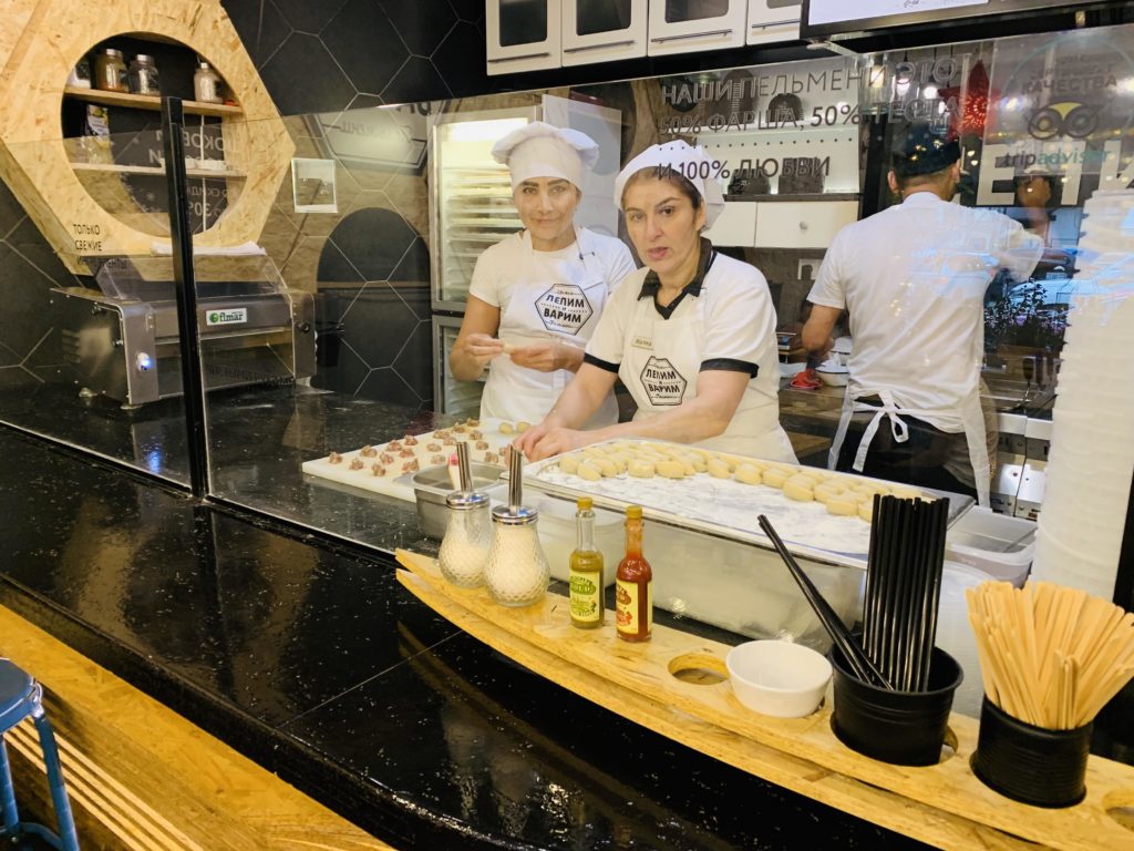 Zwei Köchinnen in Lepim i Varim, die Pelmeni handformen