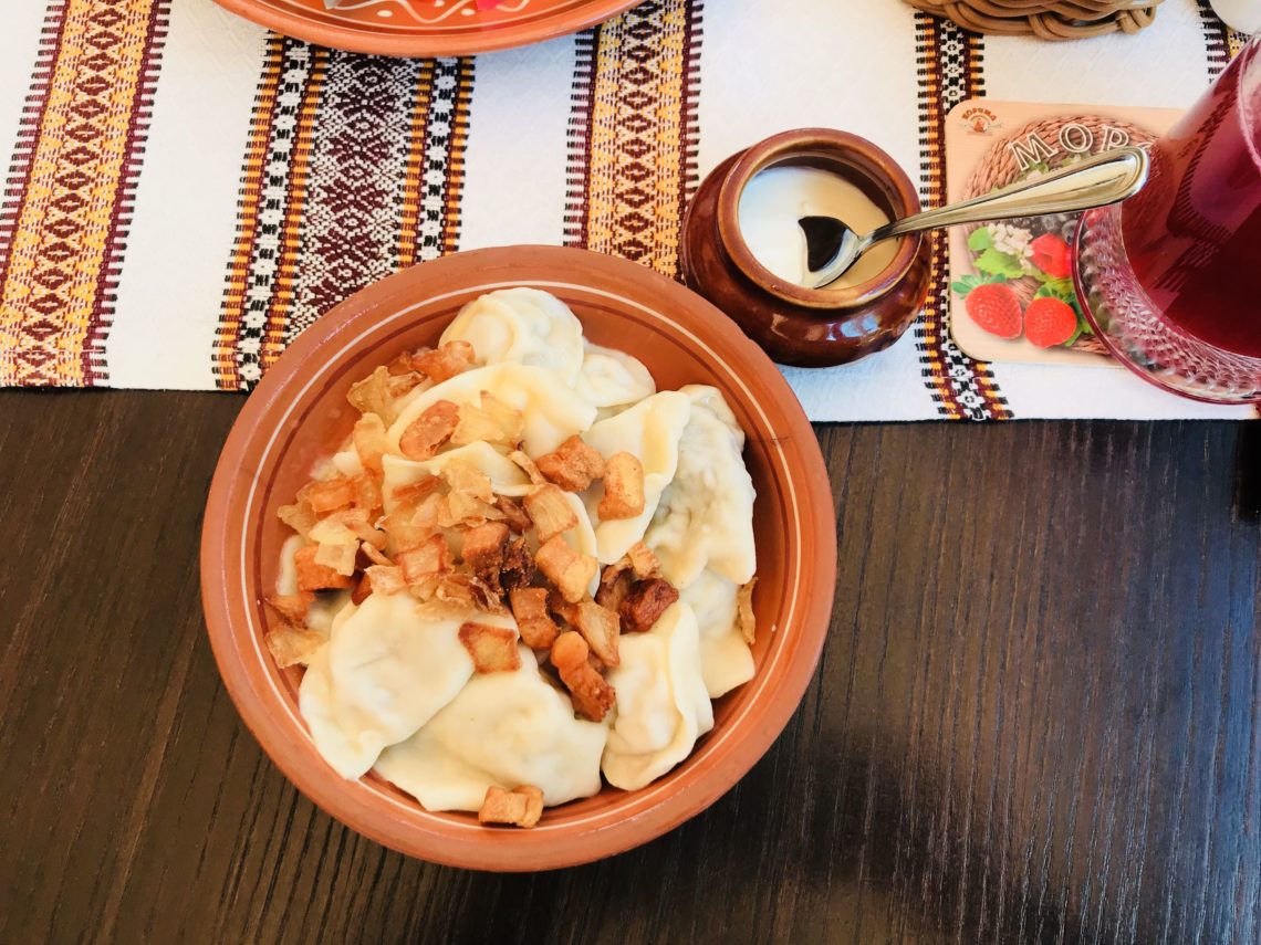Wareniki mit Smetana - typisches Gericht in den russischen Restaurants in Moskau