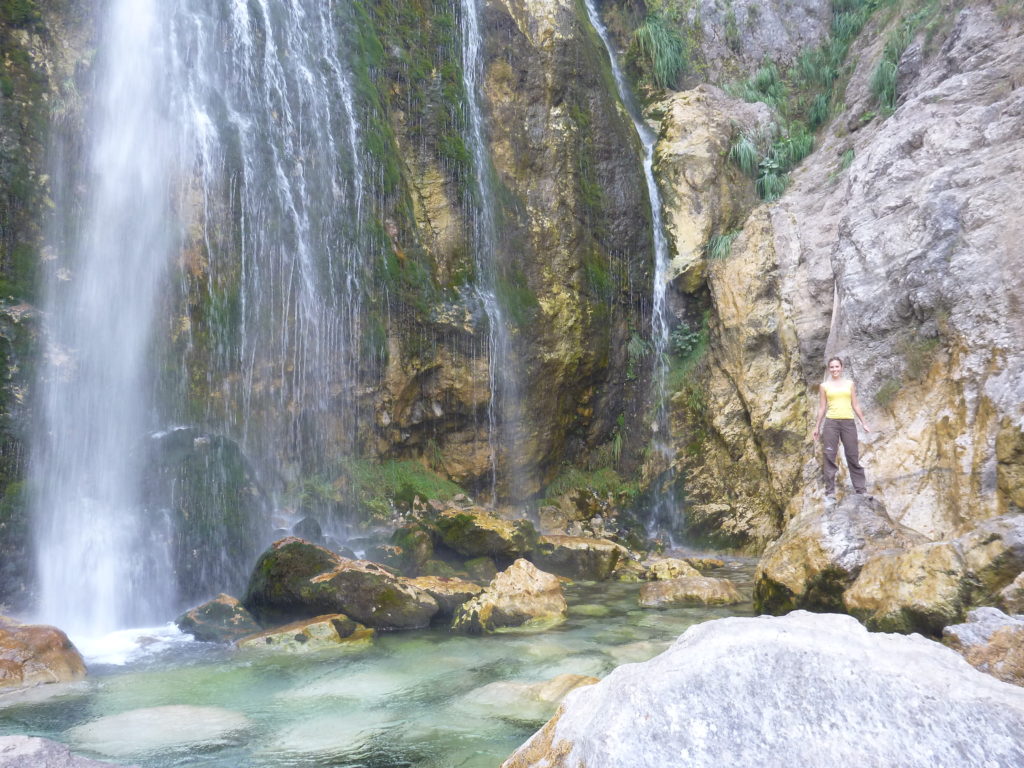 Mascha beim Wasserfall in der Nähe von Theth