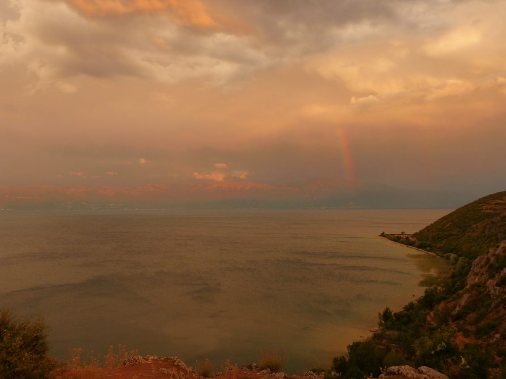 Regenbogen über dem Ohridsee