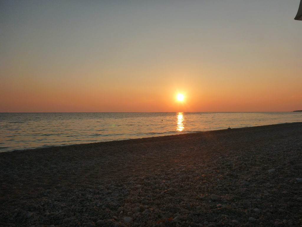 Sonnenuntergang an der Adriaküste Albaniens - eis dern Albanien Tipps