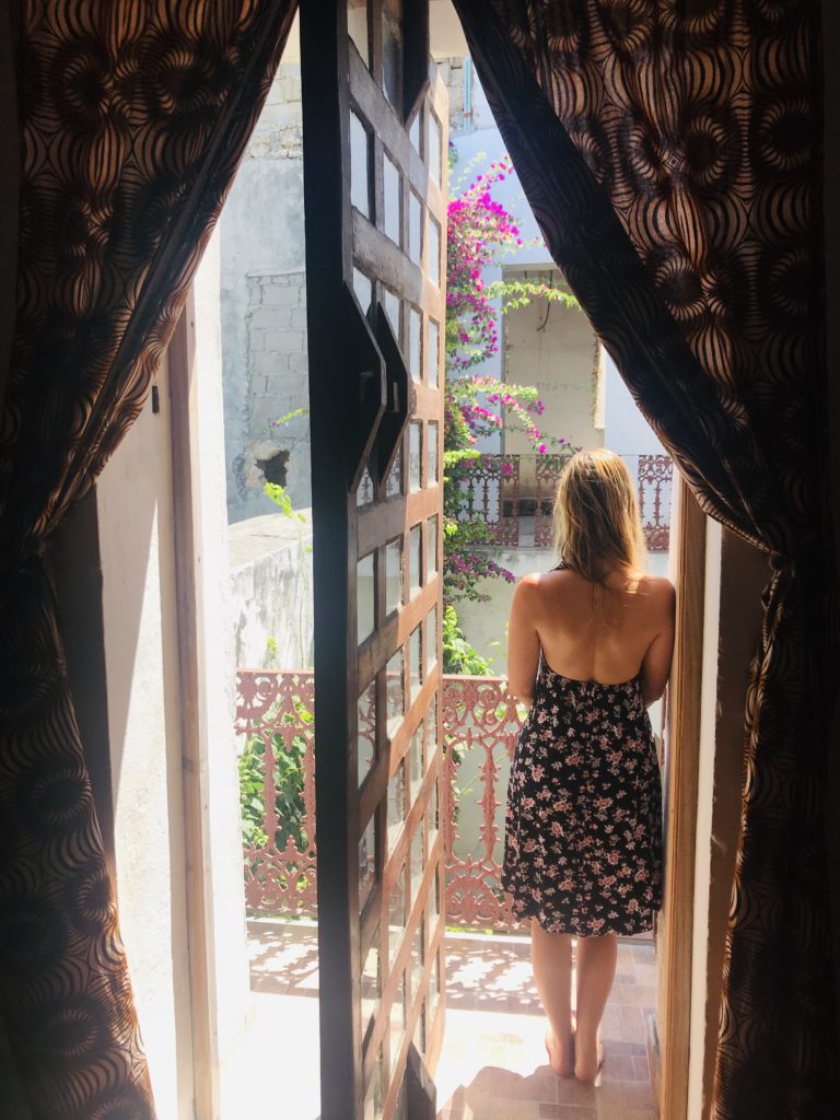 Mascha am Fenster des Cafe Central auf Ilha de Moçambique