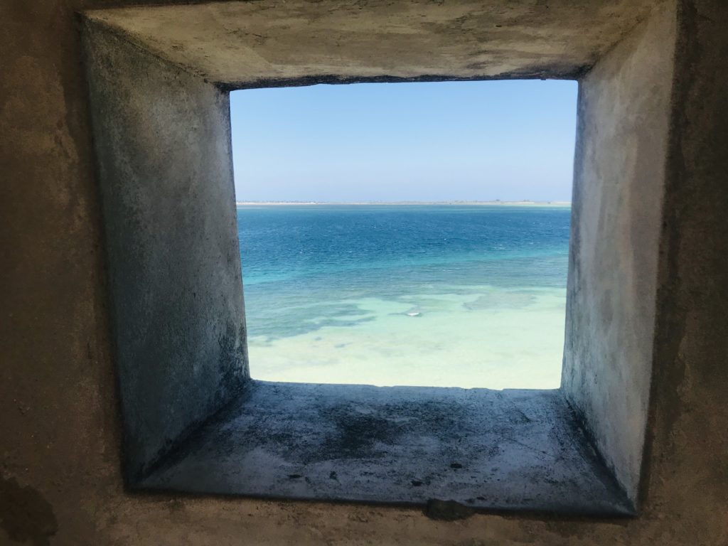 Der Ausblick durch eine Schießscharte von Fort São Sebastião auf Ilha de Moçambique