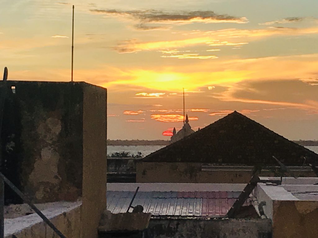 Sonnenuntergang auf der Rooftopbar des Café Central
