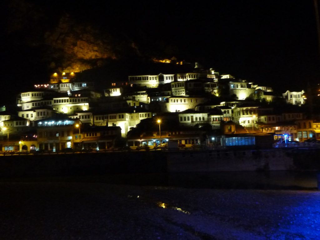 Beleuchtete Häuser von Berat bei Nacht - Albanien Tipp für eine Städtereise