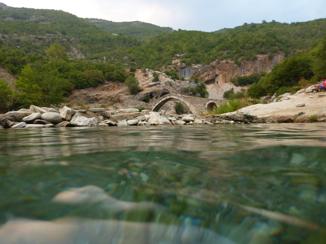 Brücke bei Benja Thermalquellen -Albanien Tipps für den Roadtrip