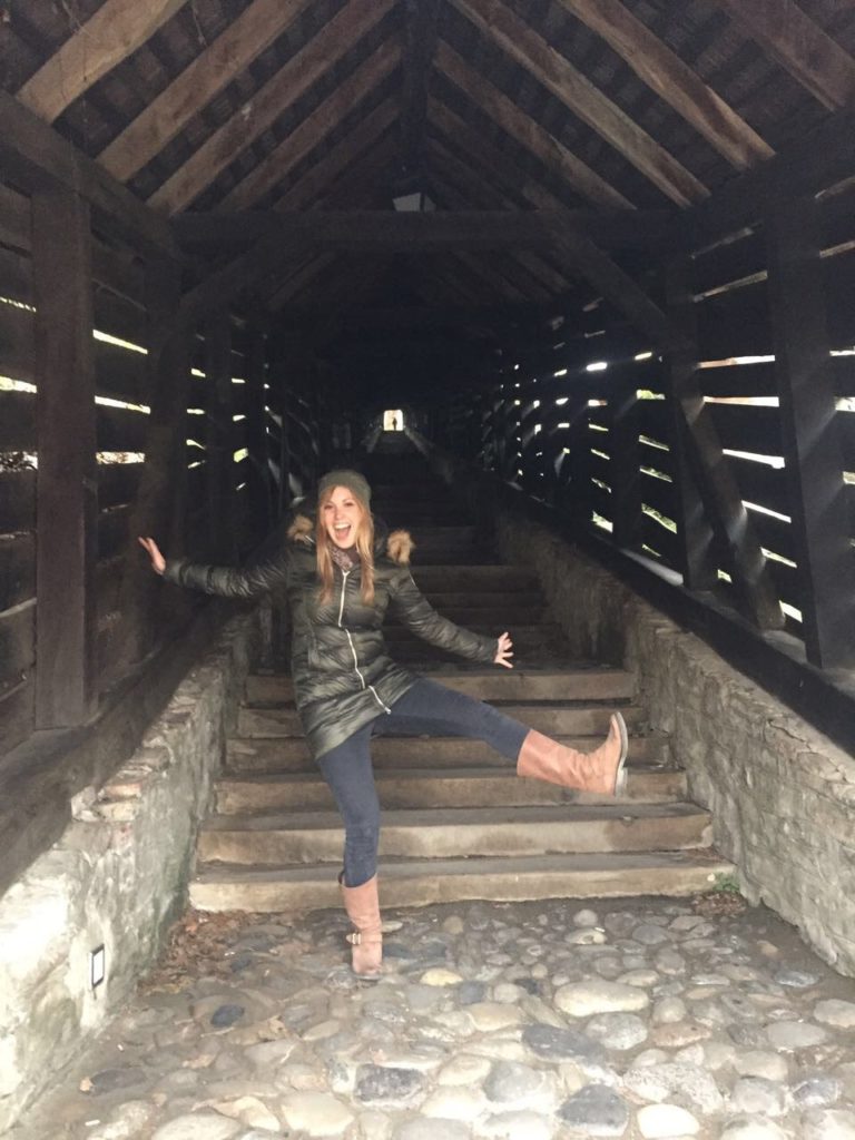 Mascha auf der Treppe zum Schulberg in Schäßburg