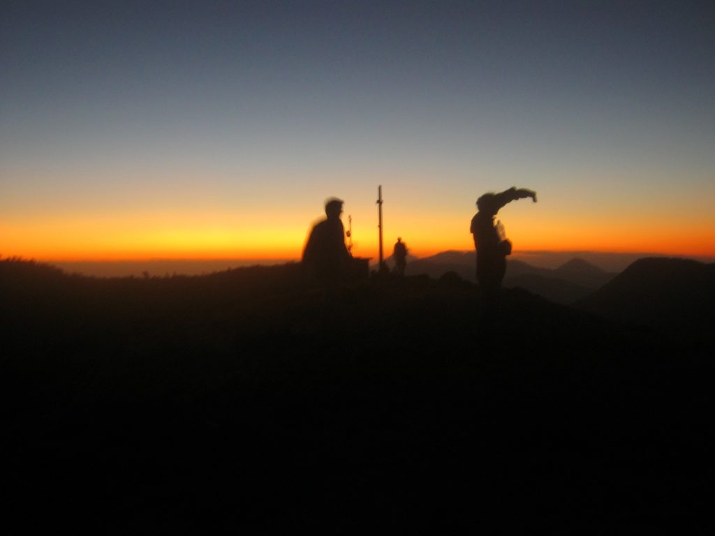 Menschen in der Morgendämmerung auf dem Vulkan Telica bei Leon, Nicaragua