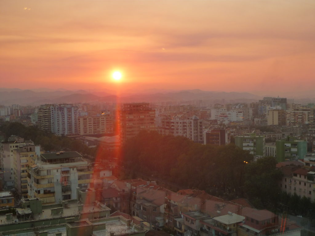 Sonnenuntergang über Tirana - Albanien Tipp als Start der Reise
