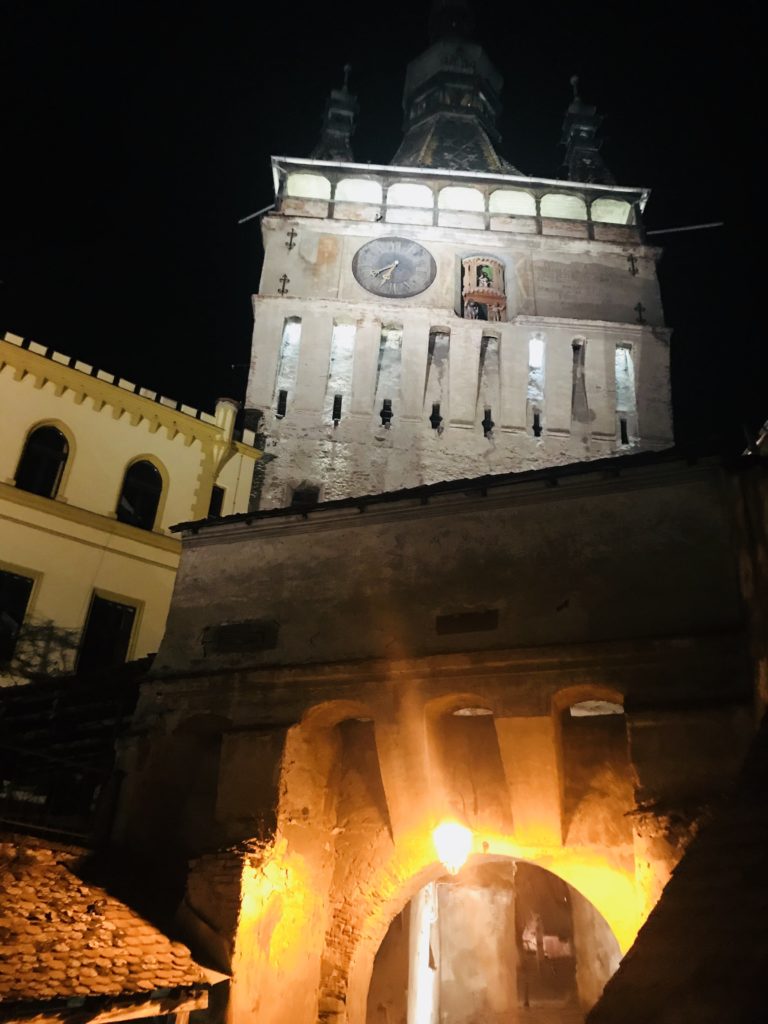 Der Stundturm von Schäßburg bei Nacht