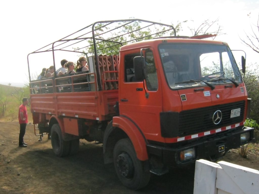 LKW Shuttle zum Volcano Boarding bei Leon, Nicaragua