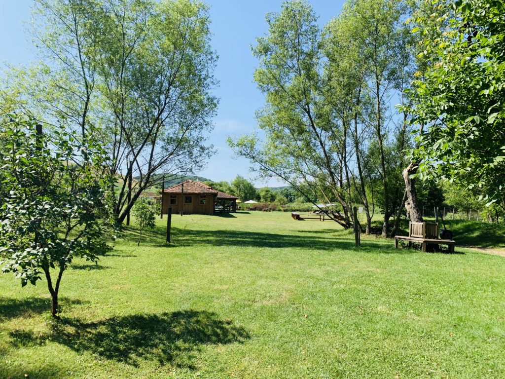 Valea Verde Garten im Sommer