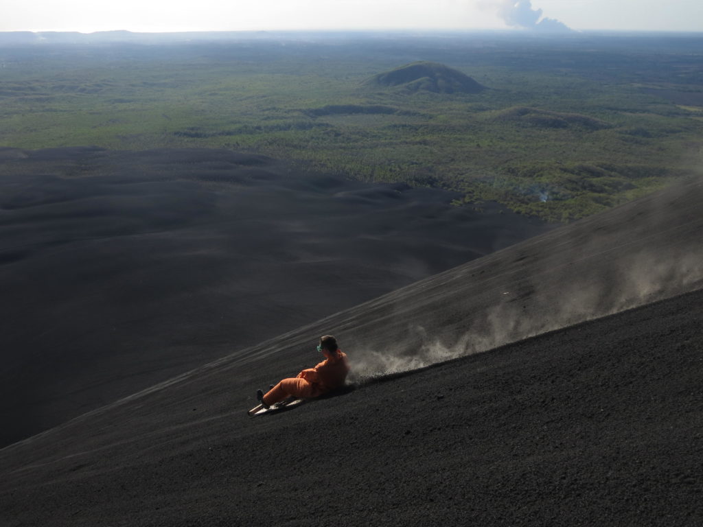 eine Person beim Volcano Boarding