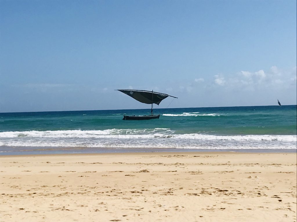 Schwarze Dhow vor Barra Beach in Mosambik