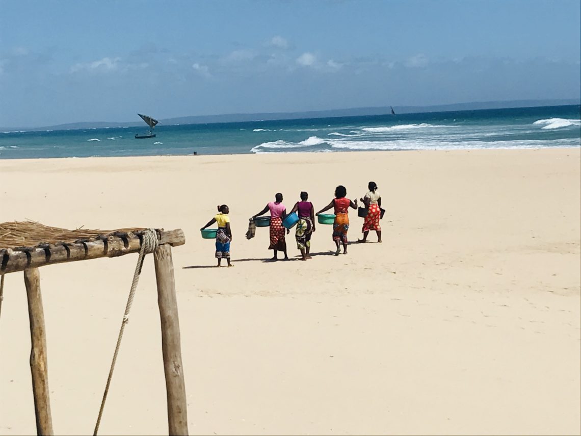 Frauen auf Barra Beach